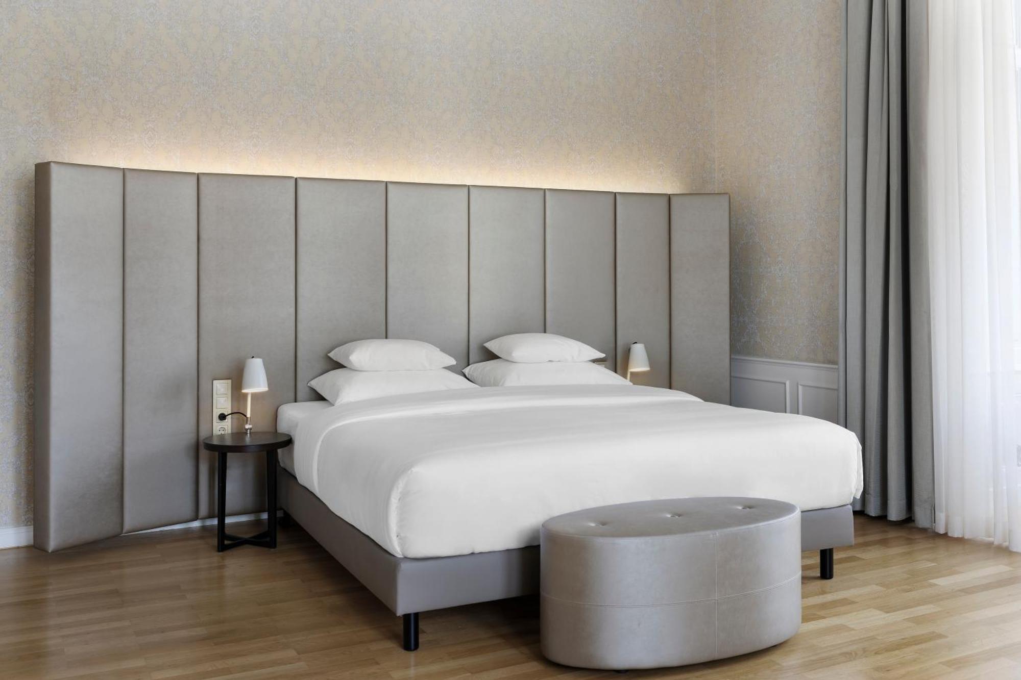 Viennese Charm Junior Suite king-size Bed Sofa Bed